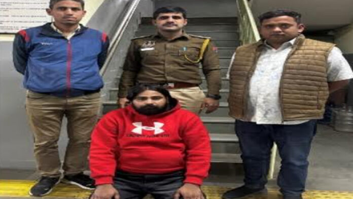 A man who lured a businessman by pretending to buy clothes and then robbed him has been arrested. A man who lured a businessman by pretending to buy clothes and then robbed him has been arrested.