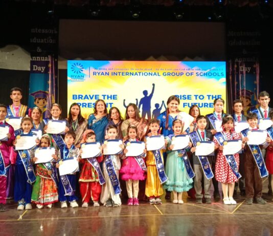 मोंटेसरी ग्रेजुएशन व वार्षिक उत्सव में नन्हों ने बिखेरी प्रतिभा की चमक