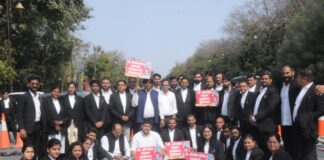 डॉ. सोनदेव बंसल की गिरफ्तारी की मांग पर वकीलों का धरना जारी