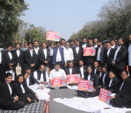 डॉ. सोनदेव बंसल की गिरफ्तारी की मांग पर वकीलों का धरना जारी
