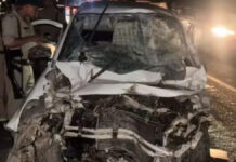 नींद की झपकी आने से तेज रफ्तार कार ट्रेलर में घुसी A speeding car rammed into a trailer after falling asleep.