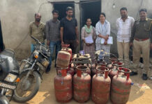 अवैध रिफिलिंग का भंडाफोड़: 102 सिलेंडर,वाहन व उपकरण जब्त Illegal refilling racket busted: 102 cylinders, vehicles and equipment seized
