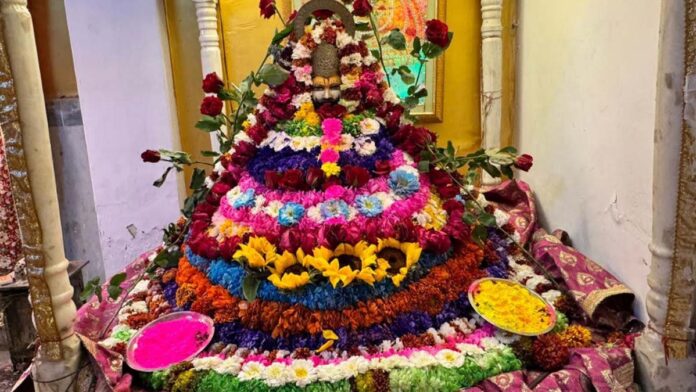 Bhajan evenings were held in full swing in Shyam temples on Falgun Shukla Ekadashi.