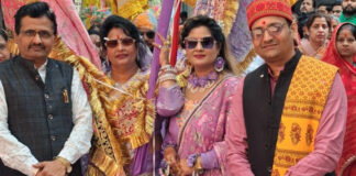 म्हारी झोपड़ी पधारो श्याम संस्था की पदयात्रा में हाथों में निशान लेकर खाटू के लिए रवाना हुए श्रद्धालु