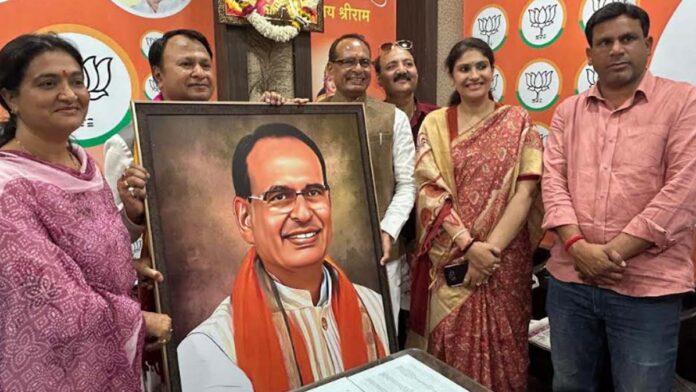 Union Minister Shivraj Singh Chouhan receives a grand welcome at the Jaipur BJP city office Union Minister Shivraj Singh Chouhan receives a grand welcome at the Jaipur BJP city office