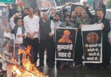 गो हत्या प्रकरण पर सियासत तेज: कांग्रेस कार्यकर्ताओं ने मुख्यमंत्री शर्मा और विधायक गोपाल शर्मा का किया पुतला दहन Congress workers burnt effigies of Chief Minister Sharma and MLA Gopal Sharma.