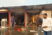 कूलर फैक्ट्री में अचानक से लगी भीषड़ आग , चार दुकानों को लिया चपेट में A massive fire broke out in a cooler factory.
