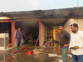 कूलर फैक्ट्री में अचानक से लगी भीषड़ आग , चार दुकानों को लिया चपेट में A massive fire broke out in a cooler factory.
