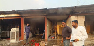 कूलर फैक्ट्री में अचानक से लगी भीषड़ आग , चार दुकानों को लिया चपेट में A massive fire broke out in a cooler factory.