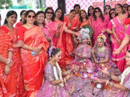 फाग उत्सव : रंग-बिरंगे फूलों और भजनों की मधुर धुनों में सजी राधा कृष्ण की झांकी Phag Festival: Radha Krishna tableau decorated with colourful flowers and melodious tunes of bhajans