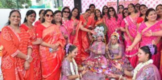 फाग उत्सव : रंग-बिरंगे फूलों और भजनों की मधुर धुनों में सजी राधा कृष्ण की झांकी Phag Festival: Radha Krishna tableau decorated with colourful flowers and melodious tunes of bhajans