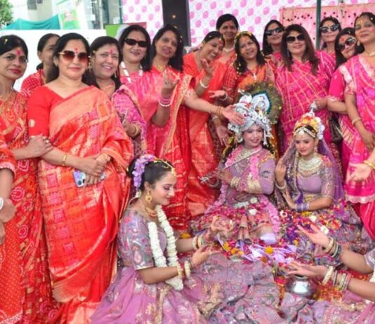 फाग उत्सव : रंग-बिरंगे फूलों और भजनों की मधुर धुनों में सजी राधा कृष्ण की झांकी Phag Festival: Radha Krishna tableau decorated with colourful flowers and melodious tunes of bhajans