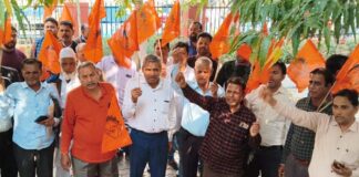 श्रमिकों की हुंकार: कलेक्ट्रेट पर भारतीय मजदूर संघ का प्रदर्शन The splendor of Braj spread during the Fagotsav at Govind Dev Ji Temple.