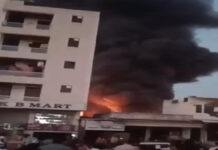 बैटरी स्कूटर शोरूम में अचानक लगी आग, तीन इलेक्ट्रिक स्कूटर और बैटरियां आई आग की चपेट में