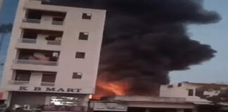 बैटरी स्कूटर शोरूम में अचानक लगी आग, तीन इलेक्ट्रिक स्कूटर और बैटरियां आई आग की चपेट में