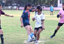 फुटबॉल में लड़के व लड़कियों ने स्किल टेस्ट में लगाई पूरी ताकत