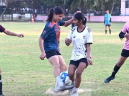 फुटबॉल में लड़के व लड़कियों ने स्किल टेस्ट में लगाई पूरी ताकत