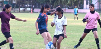 फुटबॉल में लड़के व लड़कियों ने स्किल टेस्ट में लगाई पूरी ताकत