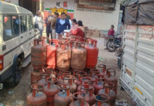 अवैध गैस रिफिलिंग कारोबार का भंडाफोड़:222 गैस सिलेंडर किए जब्त Illegal gas refilling operation busted: 222 gas cylinders seized.