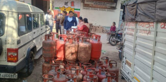 अवैध गैस रिफिलिंग कारोबार का भंडाफोड़:222 गैस सिलेंडर किए जब्त Illegal gas refilling operation busted: 222 gas cylinders seized.