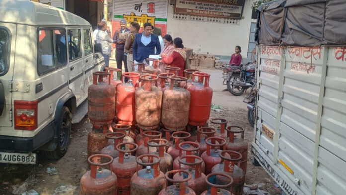 Illegal gas refilling operation busted: 222 gas cylinders seized.