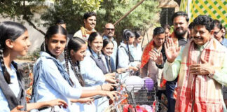 विधायक गोपाल शर्मा ने 87 छात्राओं को वितरण की साइकिल