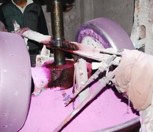 रंगों के त्योहार की तैयारी: जयपुर में गुलाल कारोबार ने पकड़ी रफ्तार