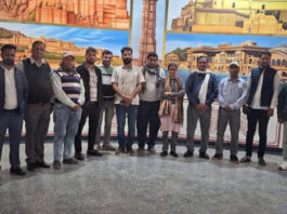 पर्यटक गाइड्स ने सौंपा 26 सूत्रीय मांगों का ज्ञापन: बजट में अनदेखी पर दी आंदोलन की चेतावनी Tourist guides submitted a memorandum containing 26 demands.