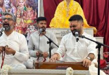 हरिनाम संकीर्तन मौज फकीरा दी की प्रस्तुति में गायकों ने बांधा समां Singers enthralled the audience with their performance of Harinam Sankirtan Mauj Fakira Di.