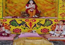 भक्तों ने खेली फूलों की होली