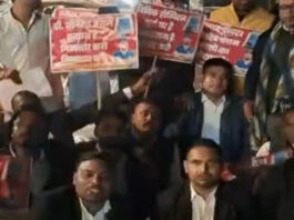 हाईकोर्ट के बाहर वकीलों का जाम: डॉक्टर की गिरफ्तारी की मांग पर अड़े