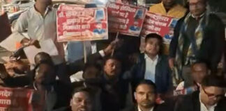 हाईकोर्ट के बाहर वकीलों का जाम: डॉक्टर की गिरफ्तारी की मांग पर अड़े