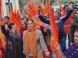 विराट हिंदू सम्मेलन से पूर्व शहर में निकली कलश यात्राएं और भगवा रैलियां Prior to the grand Hindu conference, processions carrying sacred pots and saffron rallies were held in the city.