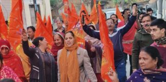 विराट हिंदू सम्मेलन से पूर्व शहर में निकली कलश यात्राएं और भगवा रैलियां Prior to the grand Hindu conference, processions carrying sacred pots and saffron rallies were held in the city.