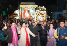 झूले की पालकी में बैठ नगर भ्रमण को निकले साईं बाबा