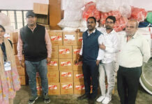 खाद्य सुरक्षा और स्वास्थ्य टीम ने किया सॉस फैक्ट्री से एक हजार किलो सॉस सीज Food safety and health team seized 1,000 kg of sauce from a sauce factory.