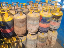 जयपुर में अवैध गैस रिफिलिंग व भंडारण पर बड़ी कार्रवाई, 77 घरेलू सिलेंडर जब्त Major action against illegal gas refilling and storage in Jaipur