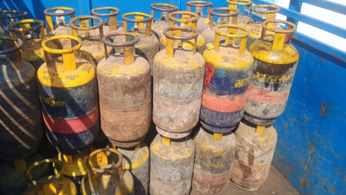 Major action against illegal gas refilling and storage in Jaipur Major action against illegal gas refilling and storage in Jaipur