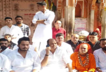 महाशिवरात्रि पर ताड़केश्वर महादेव मंदिर में जूते पहन गर्भगृह में घुसा सब इंस्पेक्टर सुरेश एपीओ Sub-inspector Suresh APO entered the temple wearing shoes.