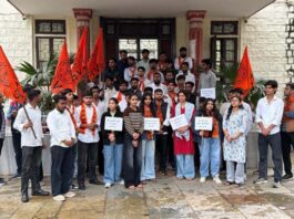 विद्यार्थी परिषद ने प्रदर्शन कर भूमि नामान्तरण दुरस्त करने की मांग The Student Council protested and demanded the correction of land transfers.