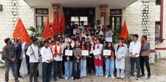 विद्यार्थी परिषद ने प्रदर्शन कर भूमि नामान्तरण दुरस्त करने की मांग The Student Council protested and demanded the correction of land transfers.