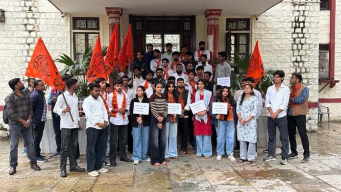 The Student Council protested and demanded the correction of land transfers.