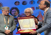 प्रतिष्ठित लेखिका व लिट फेस्ट की सह-संस्थापिका नमिता गोखले लाइफटाइम अचीवमेंट से सम्मानित Namita Gokhale honored with Lifetime Achievement Award.