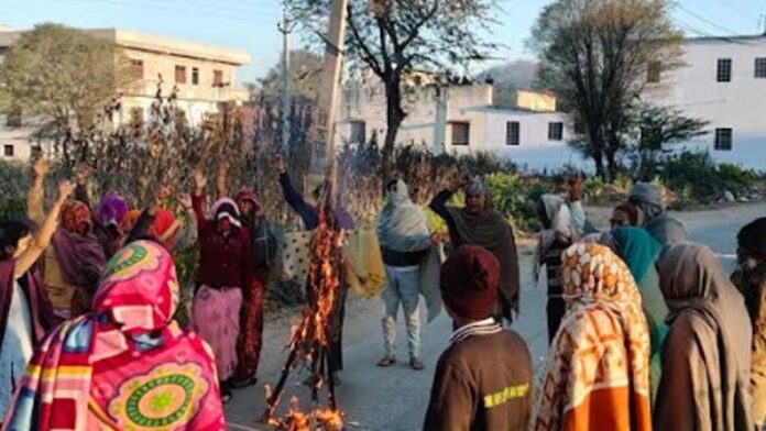 Neendad movement takes a violent turn: Deputy Chief Minister Diya Kumari's effigy burned.