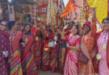 251 ध्वजाओं के साथ निकाली विशाल पदयात्रा A massive march was carried out with 251 flags.