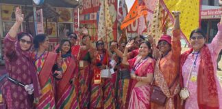 251 ध्वजाओं के साथ निकाली विशाल पदयात्रा A massive march was carried out with 251 flags.