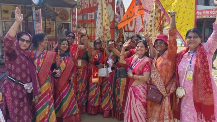 A massive march was carried out with 251 flags.