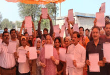 बीस साल से अपनी ही जमीन के लिए लड़ रहे 350 परिवार: कॉलोनी वासियों ने दी प्रशासन को चेतावनी 350 families have been fighting for their own land for twenty years.