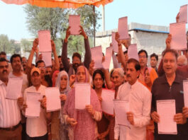 बीस साल से अपनी ही जमीन के लिए लड़ रहे 350 परिवार: कॉलोनी वासियों ने दी प्रशासन को चेतावनी 350 families have been fighting for their own land for twenty years.