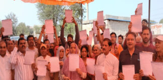 बीस साल से अपनी ही जमीन के लिए लड़ रहे 350 परिवार: कॉलोनी वासियों ने दी प्रशासन को चेतावनी 350 families have been fighting for their own land for twenty years.